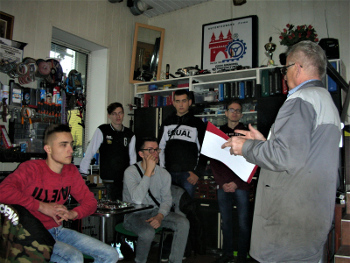 Fotografia: Pan Tadeusz Dąbrowski i zasłuchani uczniowie